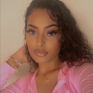 Meet your Posher, Javona